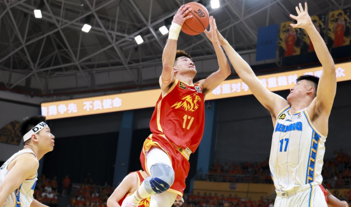 开云体育网站-广厦男篮发布备战花絮；冲刺阶段回应争议；德甲任务艰巨；年轻球员得到机会
