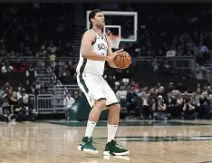 转折点密尔沃基雄鹿战术微调;CBA常规赛集结日攻防权衡;态度坚定;年轻球员得到机会 转折点密尔沃基雄鹿战术微调;CBA常规赛集结日攻防权衡;态度坚定;年轻球员得到机会